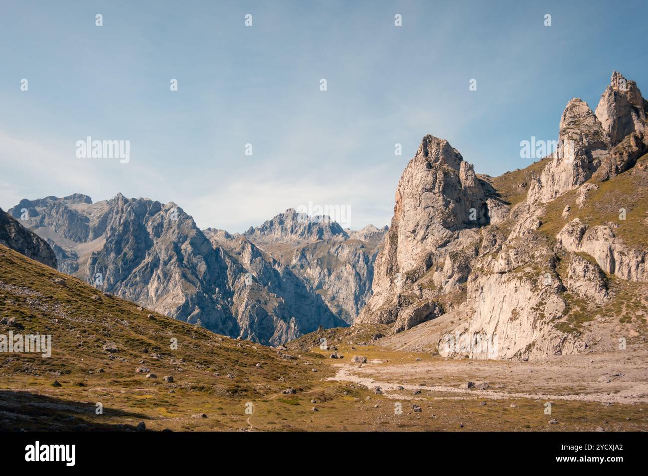 Sommets majestueux dans les Picos de Europa sous le ciel bleu, idéal pour les aventures de randonnée et la photographie de paysage. Banque D'Images