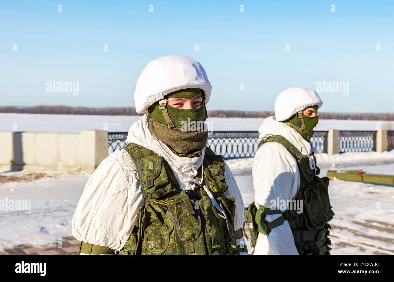 Soldats russes non identifiés en uniforme d'hiver militaire moderne dans la rue pendant le festival de la ville Banque D'Images