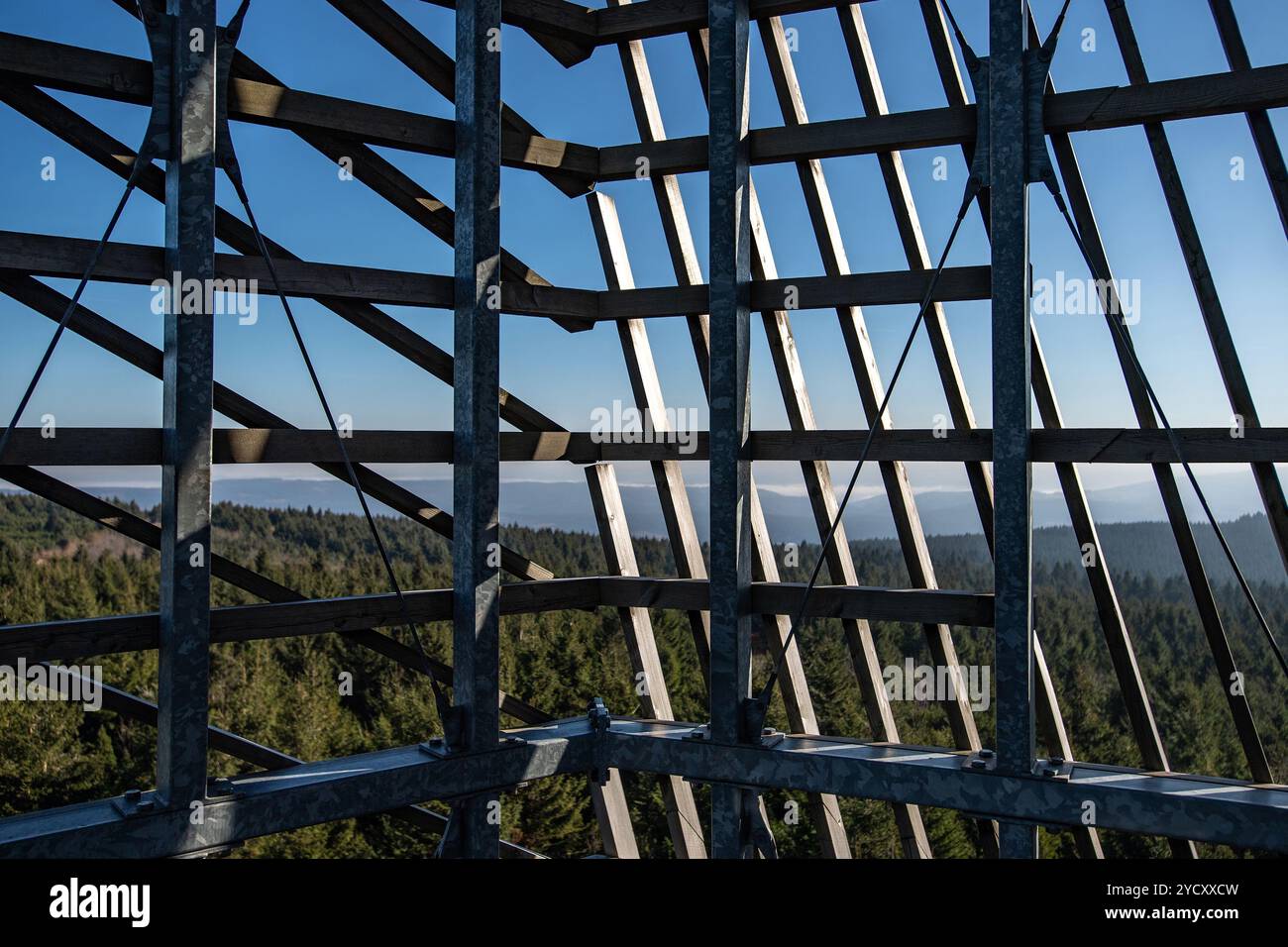 La tour de guet Velka Destna sur le plus haut sommet des montagnes Orlicke, à 1115 m au-dessus du niveau de la mer, se trouve à 3 km à l'est de Destne dans les montagnes Orlicke, République tchèque, le 24 octobre 2024. (CTK photo/David Tanecek) Banque D'Images