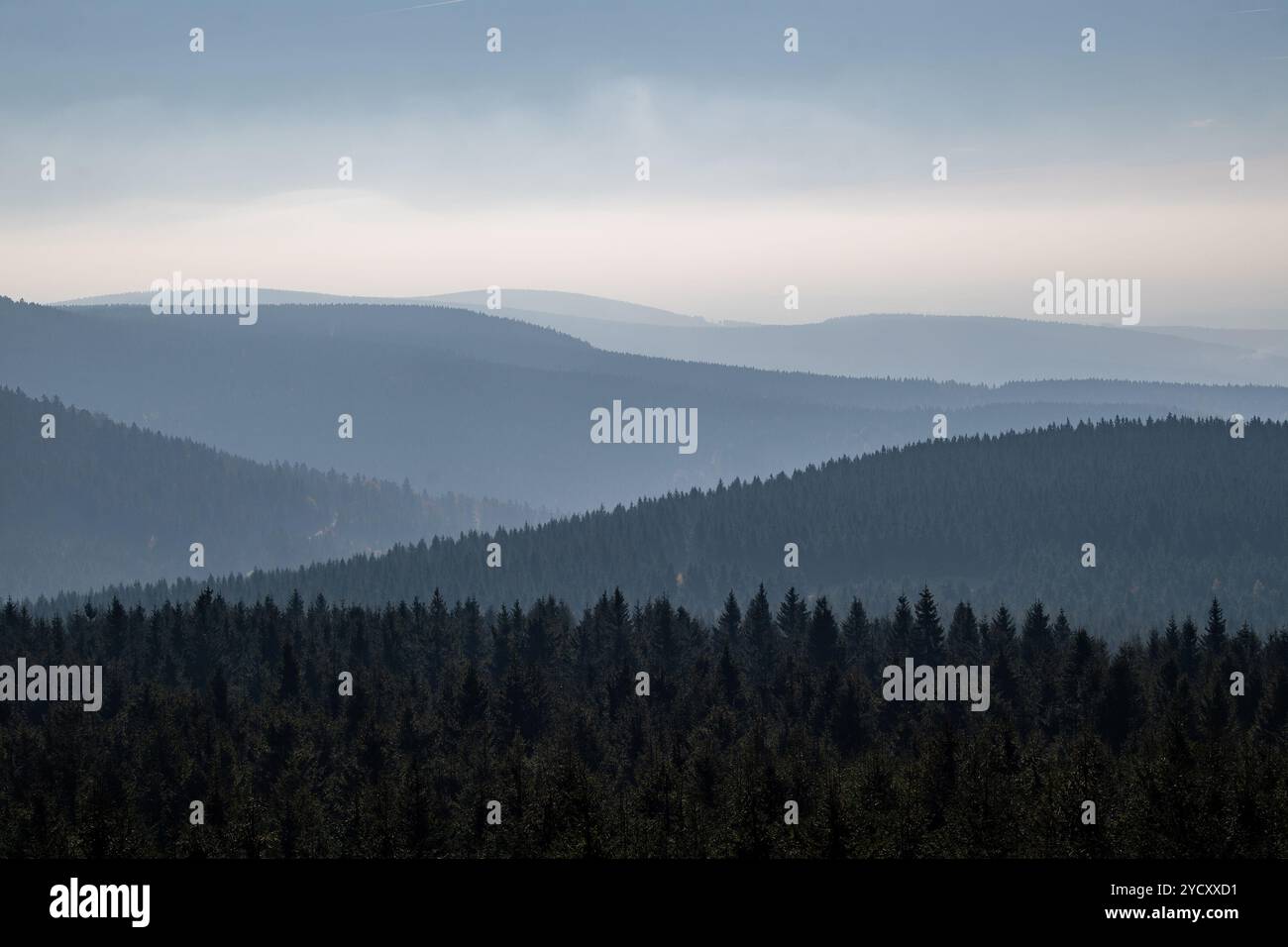 Vue depuis la tour de guet Velka Destna sur le plus haut sommet des montagnes Orlicke, à 1115 m d'altitude, se trouve à 3 km à l'est de Destne dans l'Orlicke Banque D'Images