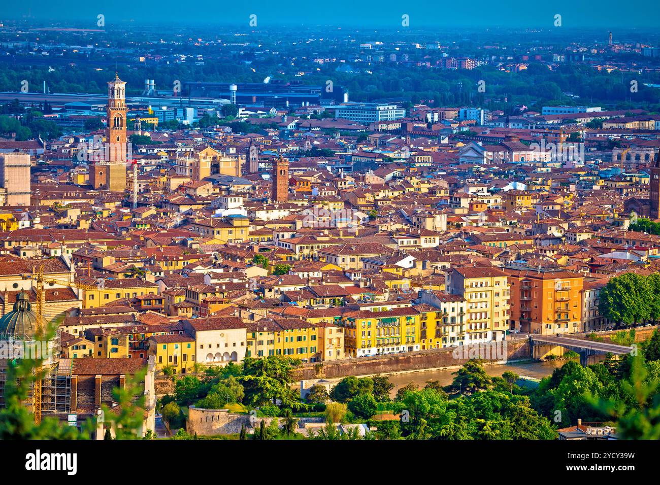 Vieux centre ville de Vérone et de la rivière Adige vue panoramique aérienne Banque D'Images