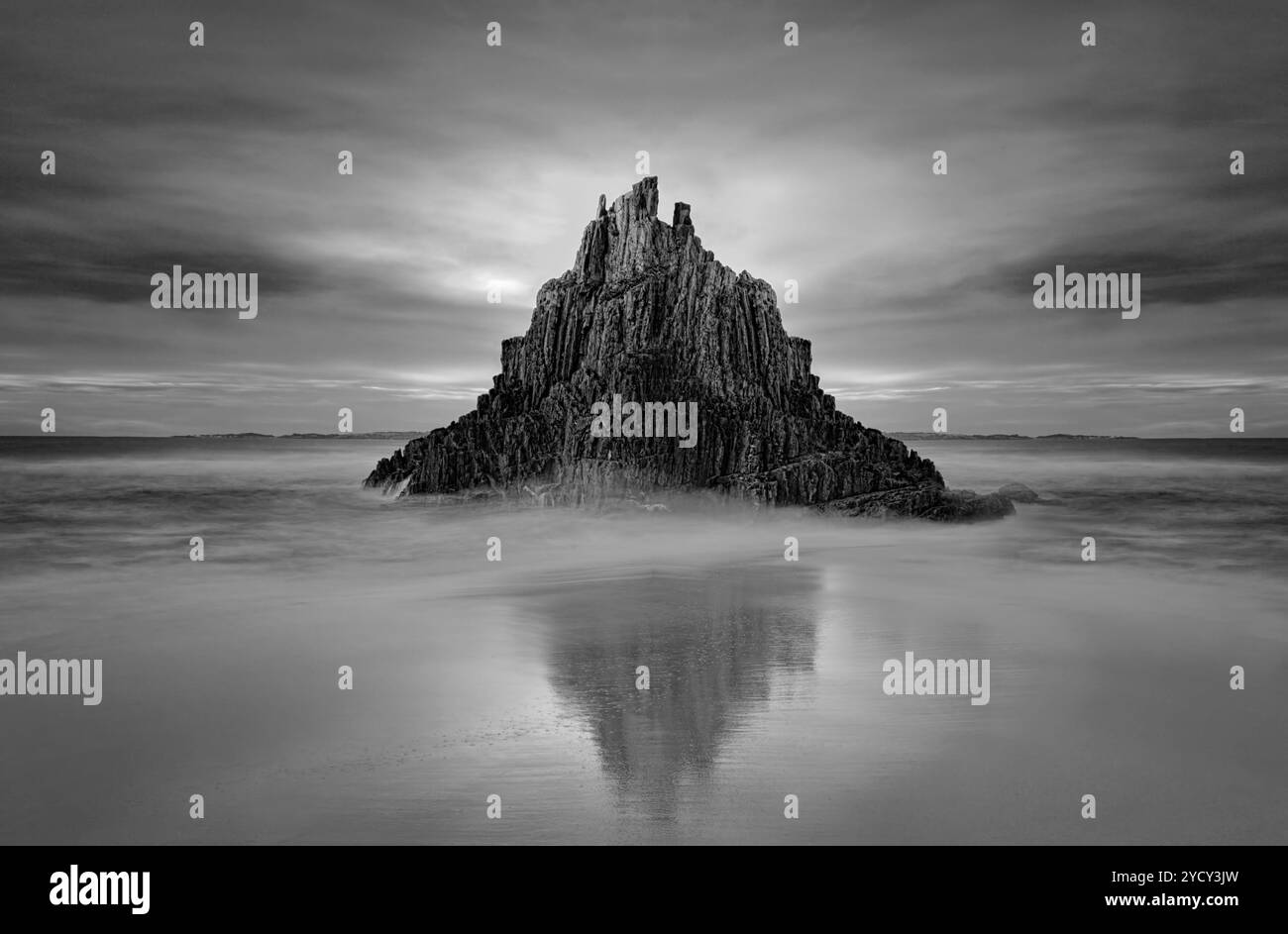 Moody Skies au-dessus de la pile de la mer de la roche pyramide Banque D'Images