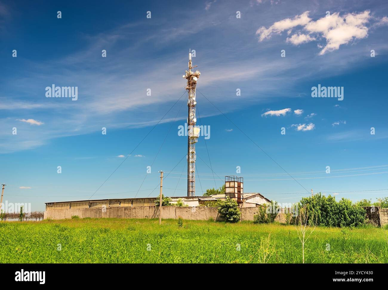 La tour de télévision sur champ vert Banque D'Images