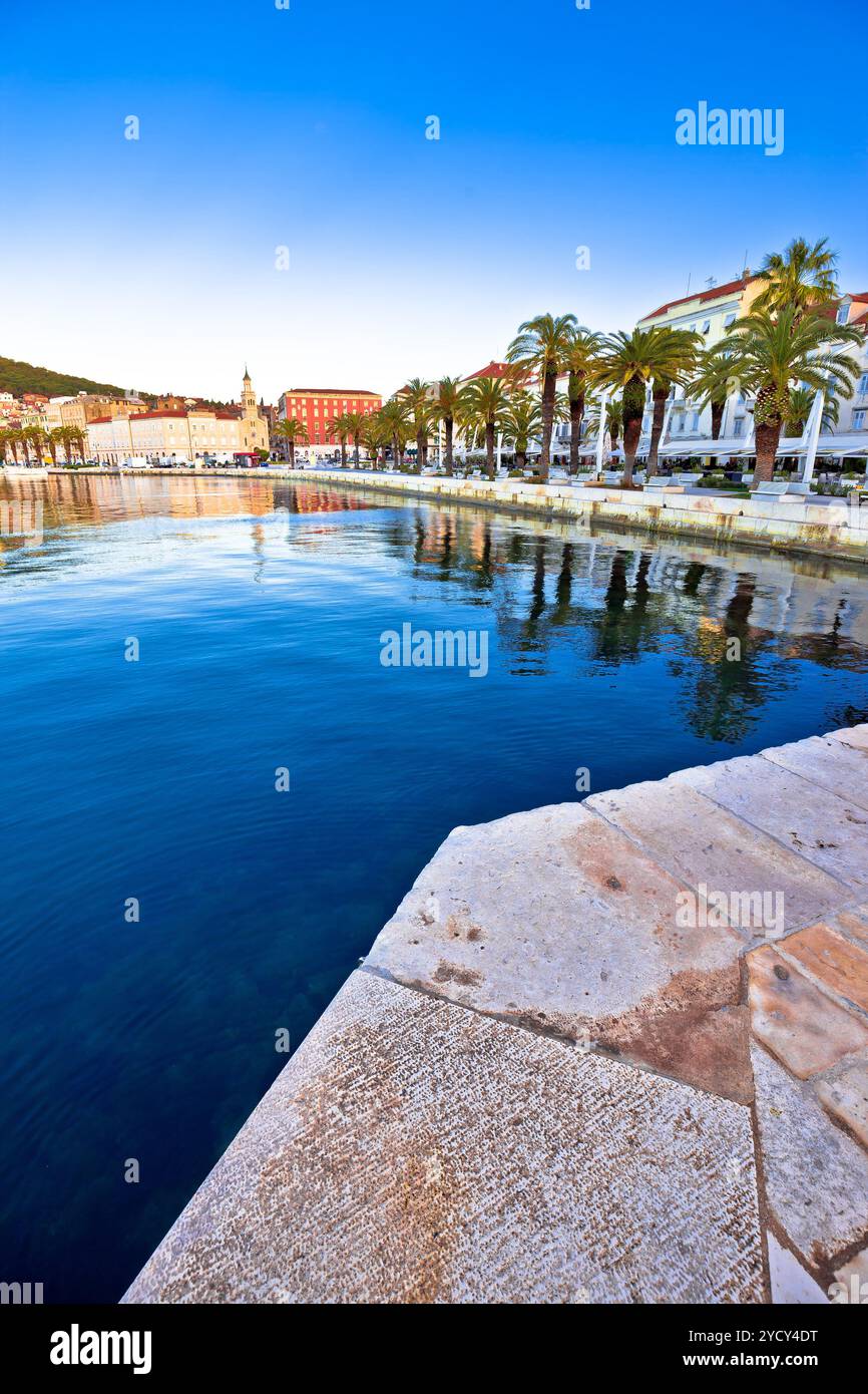 Vue verticale séparée sur le front de mer le matin Banque D'Images