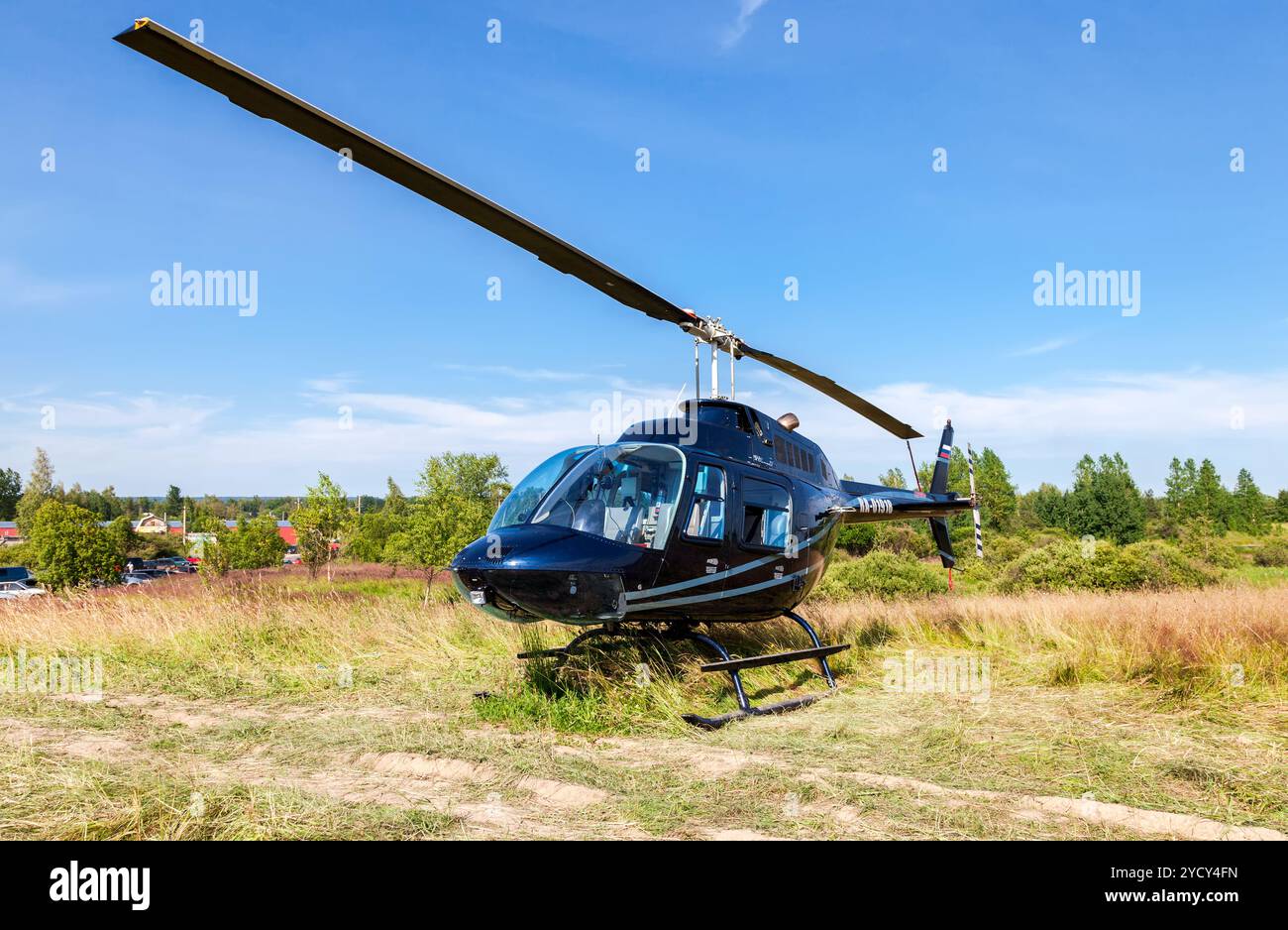 Novgorod, Russie - le 30 juillet 2015 : Entreprises helicopter Bell Jet Ranger III attendent des passagers sur terrain en journée ensoleillée d'été Banque D'Images