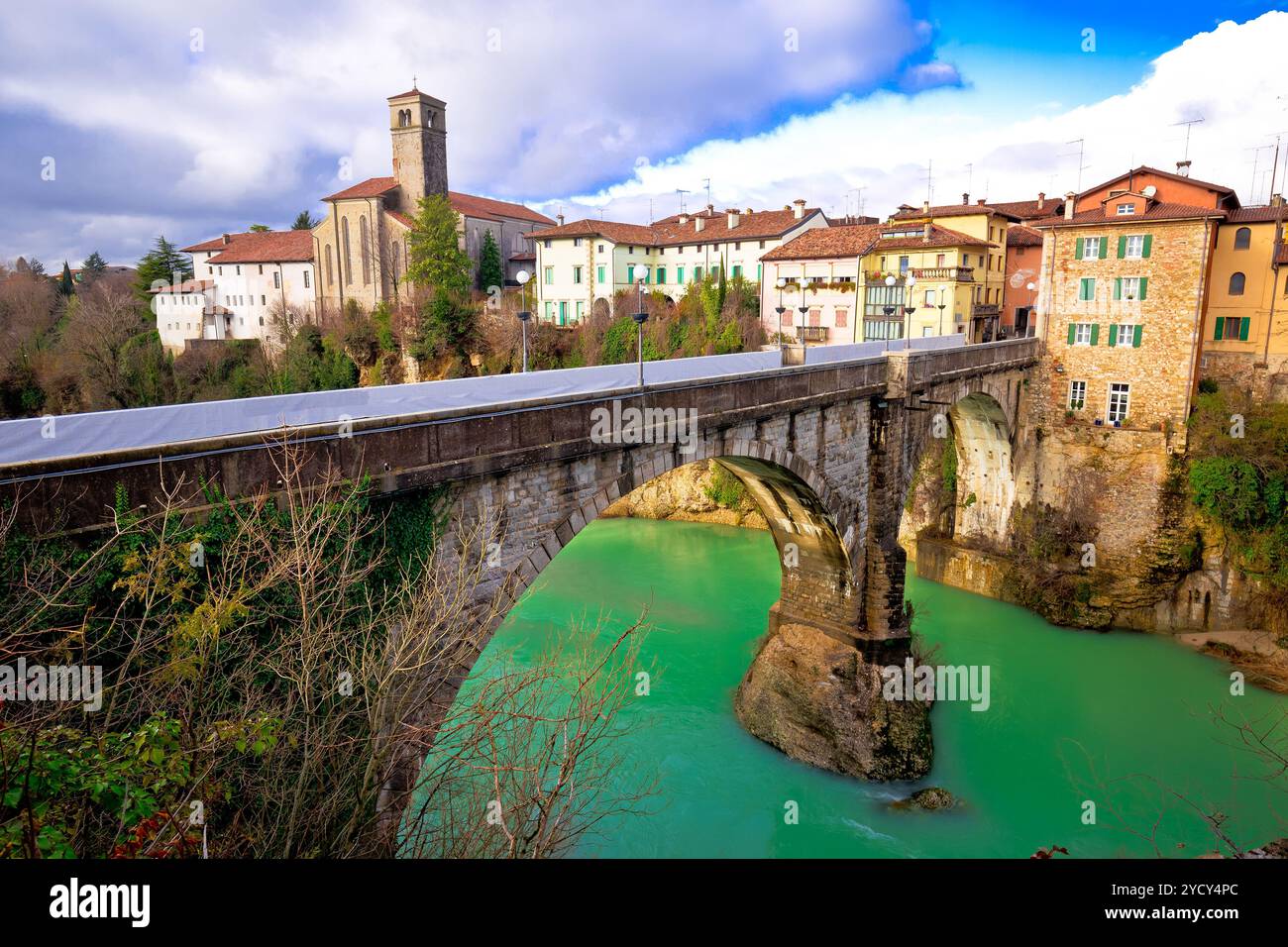 Repères historiques en italien Cividale del Friuli, Pont du Diable sur la rivière Natisone vert Banque D'Images