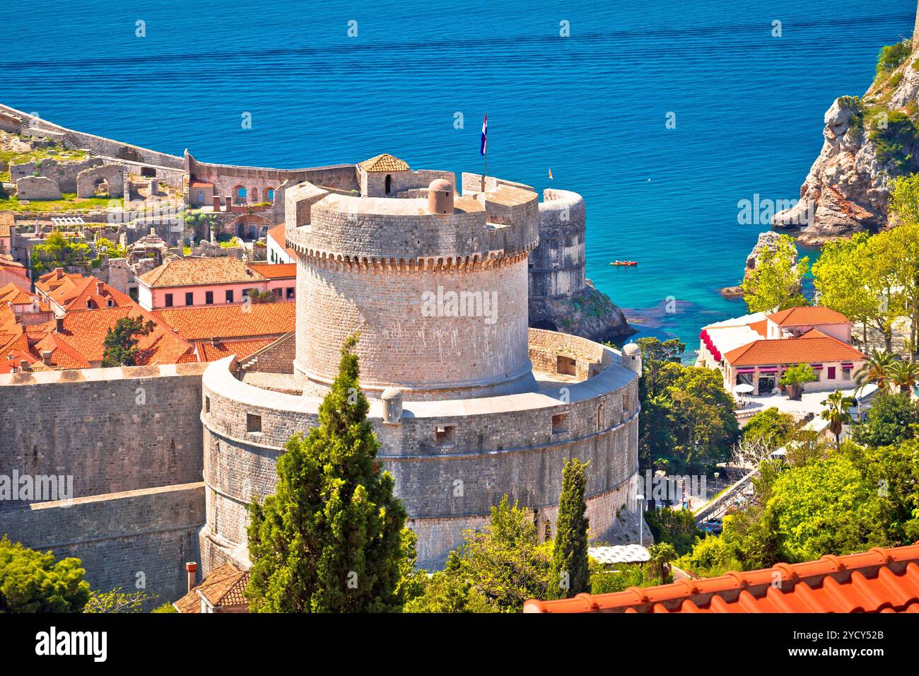 Remparts de Dubrovnik et vue sur la Tour Minceta Banque D'Images