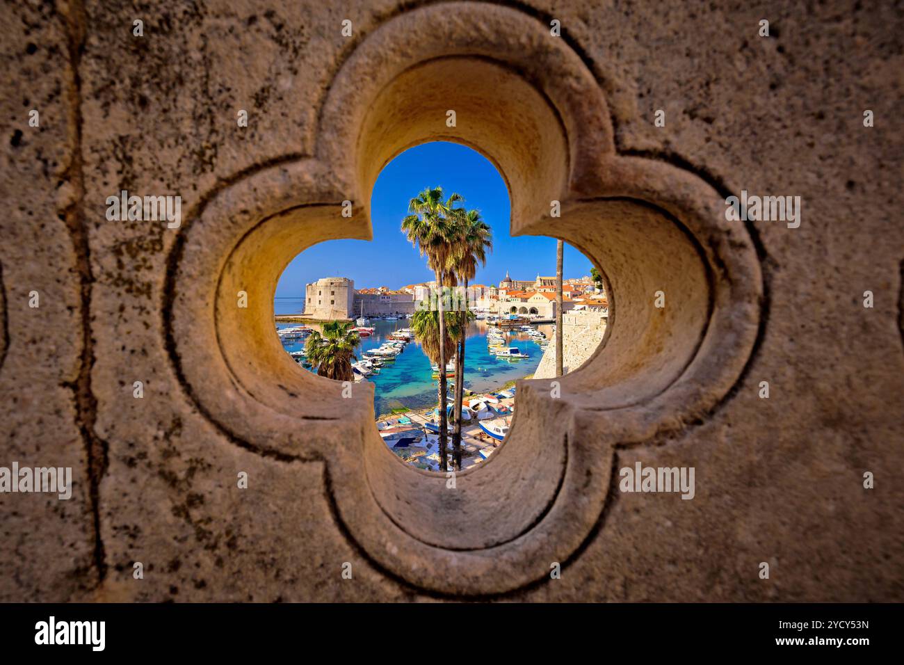 Vue sur le port de Ploce Dubrovnik gate par détail sculpté en pierre Banque D'Images