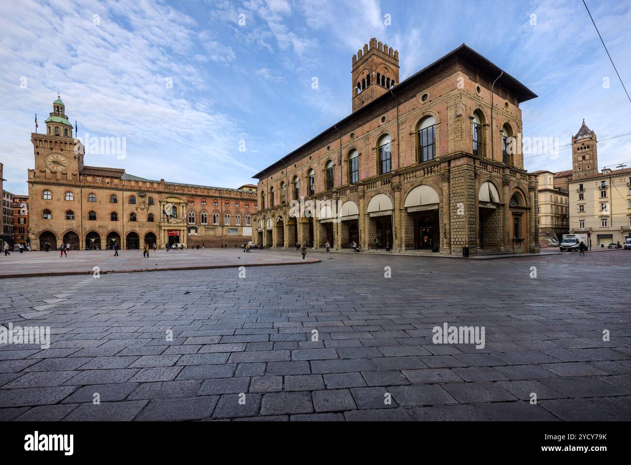 Piazza Maggiore avec la tour de l'horloge, la Torre dell' Arengo et la Torre Scappi . Les grands portiques voûtés de Bologne (portici), qui traversent la ville, sont classés au patrimoine mondial de l'UNESCO. Piazza Maggiore, Bologne, Emilie-Romagne, Italie Banque D'Images