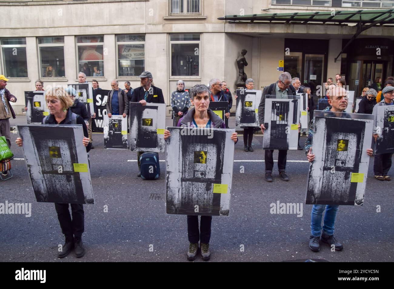 Londres, Royaume-Uni. 24 octobre 2024. Des activistes organisent l’exposition de protestation « prisonniers politiques libres » devant le ministère de la Justice à Londres, appelant le procureur général à libérer les militants pour le climat et les autres manifestants actuellement dans les prisons britanniques. Les manifestants participant à l'exposition ont bloqué la route devant le MOJ avec des photos de militants en prison et d'autres prisonniers politiques. Crédit : Vuk Valcic/Alamy Live News Banque D'Images