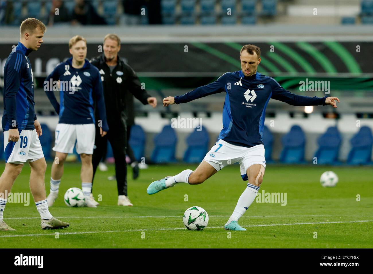 Molde's Magnus Wolff Eikrem, right, warms up prior to the Europa Conference League opening phase soccer match between Gent and Molde at the KAA Gent Arena in Ghent, Belgium, Thursday, Oct. 24, 2024. (AP Photo/Omar Havana) Banque D'Images