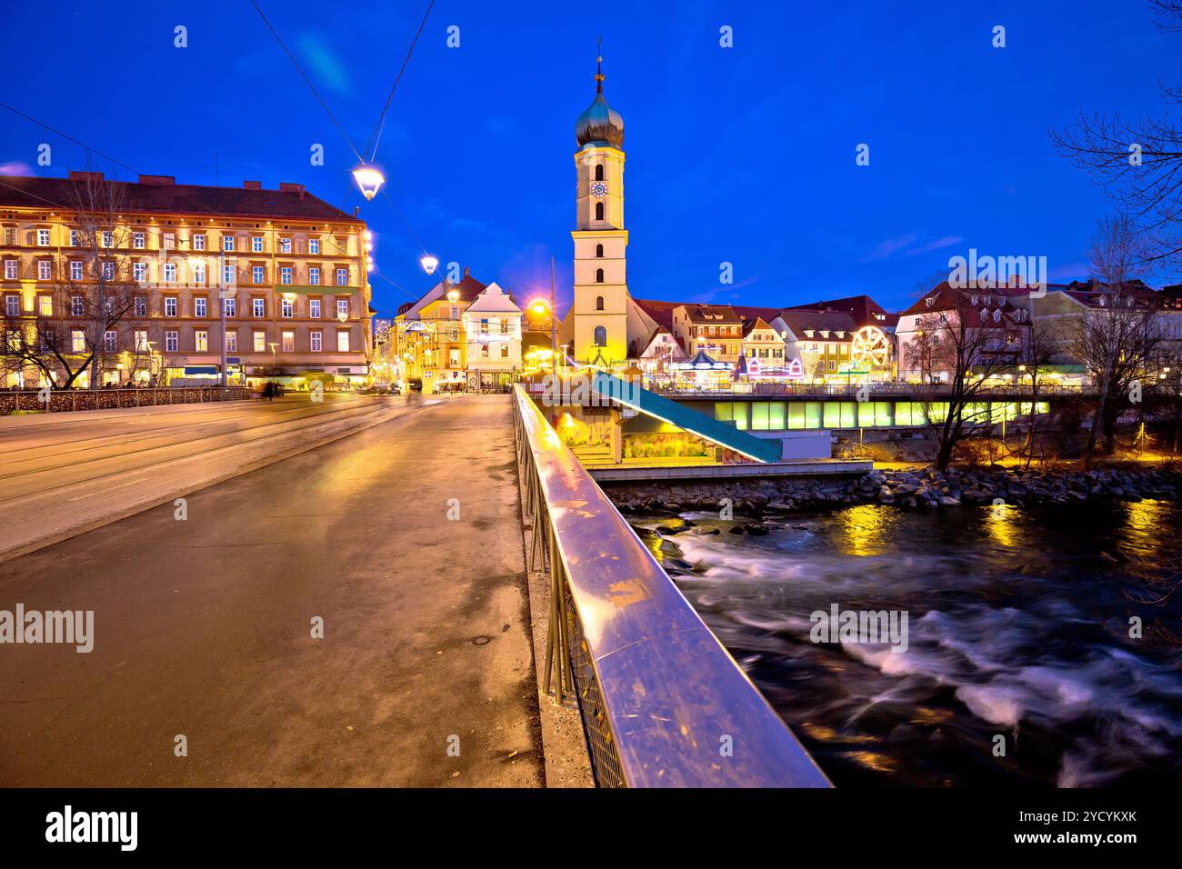 Rivière Mur et Graz cityscape soir voir Banque D'Images