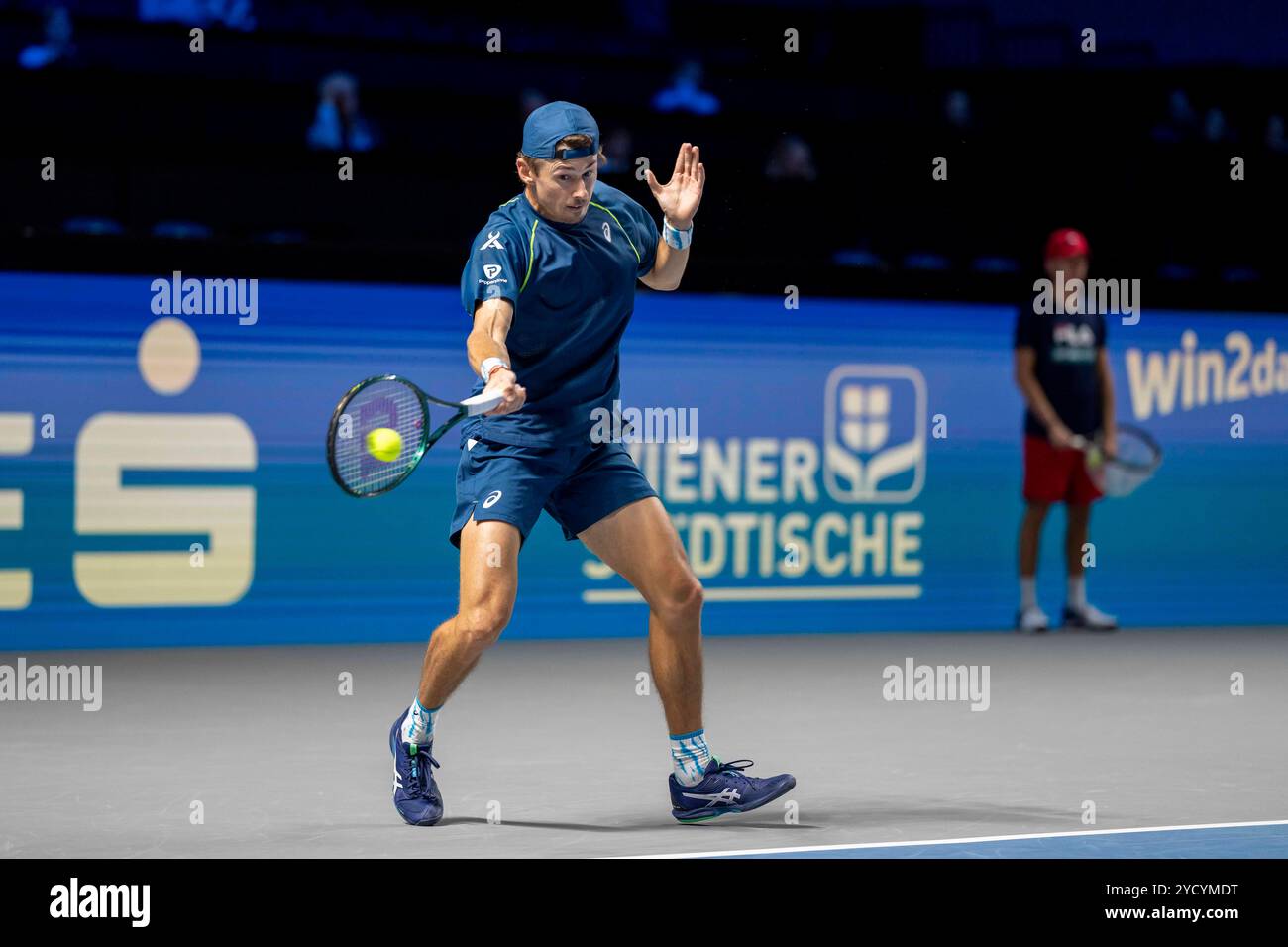 ALEX DE MINAUR (AUS) (en photo) en match contre FLAVIO COBOLLI (ITA) à l'ATP World Tour, Erste Bank Open au Wiener Stadthalle. Banque D'Images