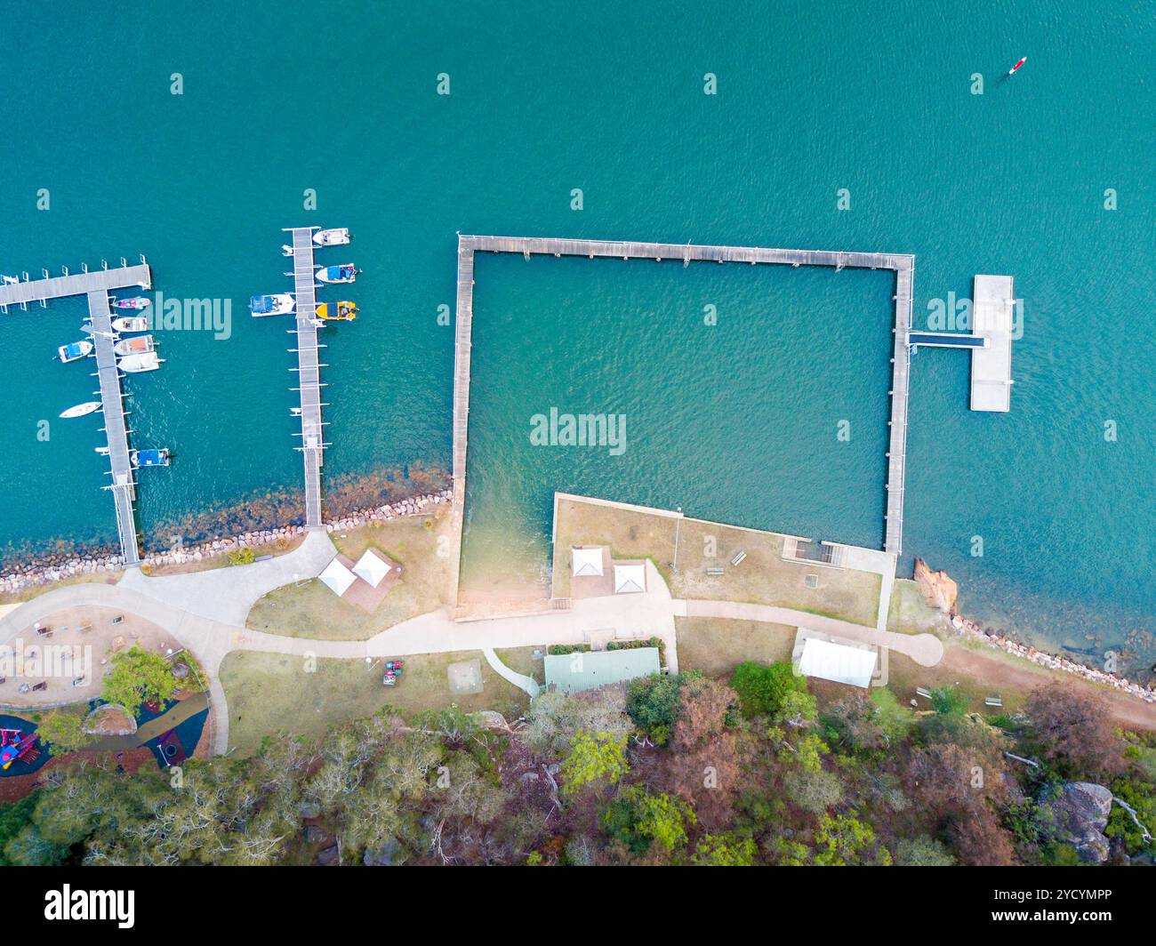 Vue aérienne des thermes de Brooklyn et des jetées de bateaux, qui se trouve sur le cours estuarien inférieur de la rivière Hawkesbury-Nepean Banque D'Images