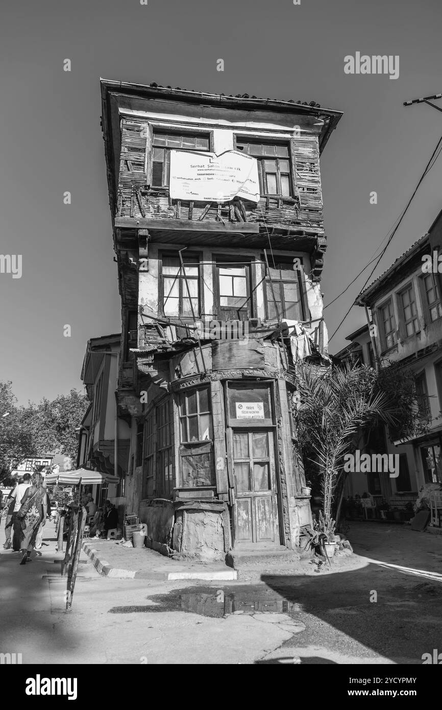 Tirilye, Turkiye - 29 SEPTEMBRE 2024 : vue sur la rue depuis Tirilye, anciennement Zeytinbagi, un village bien préservé près de Mudanya dans la province de Bursa, Turkiye. Banque D'Images