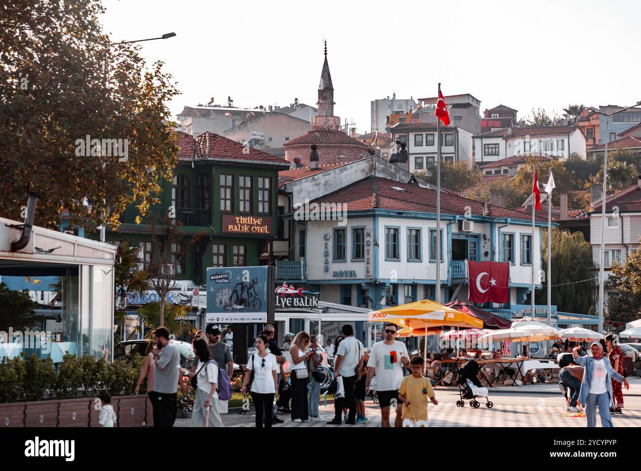 Tirilye, Turkiye - 29 SEPTEMBRE 2024 : vue côtière depuis Tirilye, anciennement Zeytinbagi, un village bien préservé près de Mudanya dans la province de Bursa, Turkiye. Banque D'Images