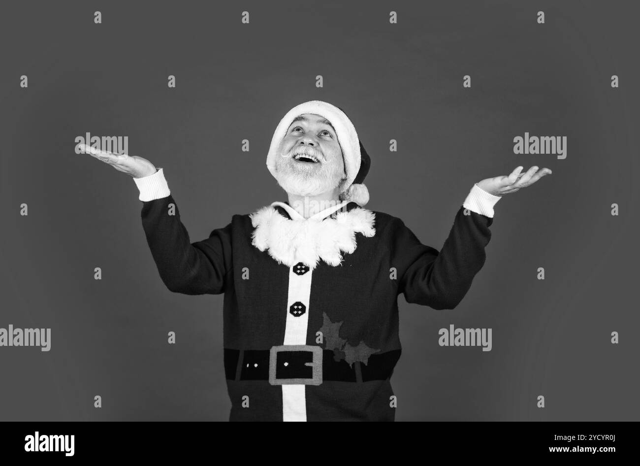 Cordialement. bonheur et joie. Prêt pour la fête de Noël. Fêtez les vacances d'hiver. Drôle d'homme porter le manteau et le chapeau du père noël. Shopping. Joyeux Noël et Banque D'Images