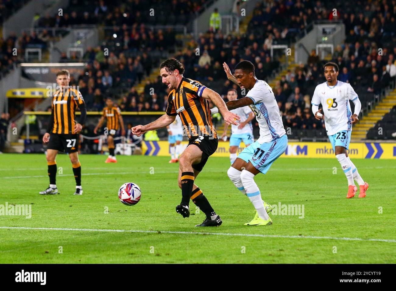 MKM Stadium, Hull, Angleterre - 23 octobre 2024 Lewie Coyle (2) de Hull City protège le ballon de Jaidon Anthony (11) de Burnley - pendant le match Hull City v Burnley, EFL Championship, 2024/25, MKM Stadium, Hull, Angleterre - 23 octobre 2024 crédit : Arthur Haigh/WhiteRosePhotos/Alamy Live News Banque D'Images