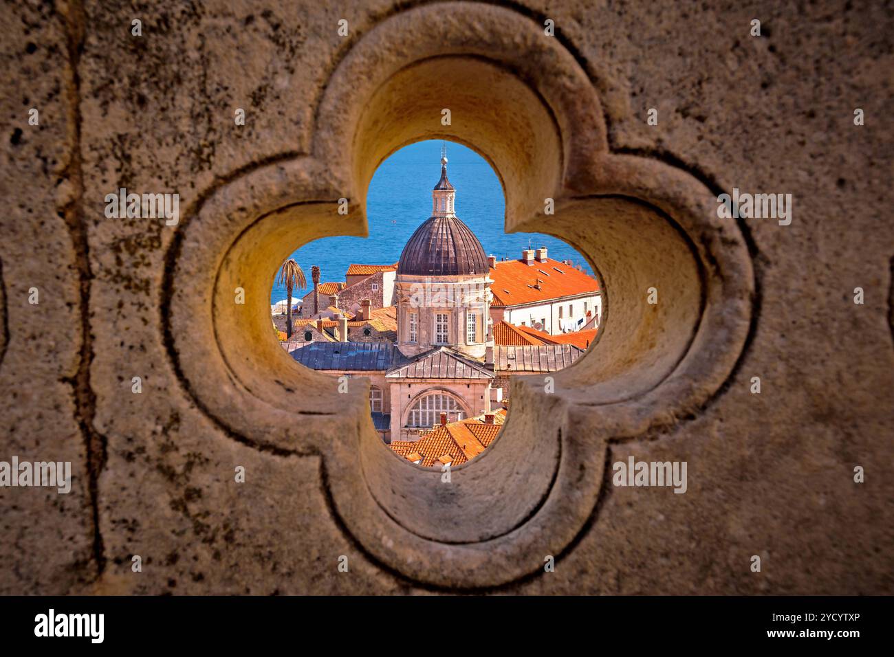 Vue des monuments de Dubrovnik à travers les détails sculptés en pierre Banque D'Images