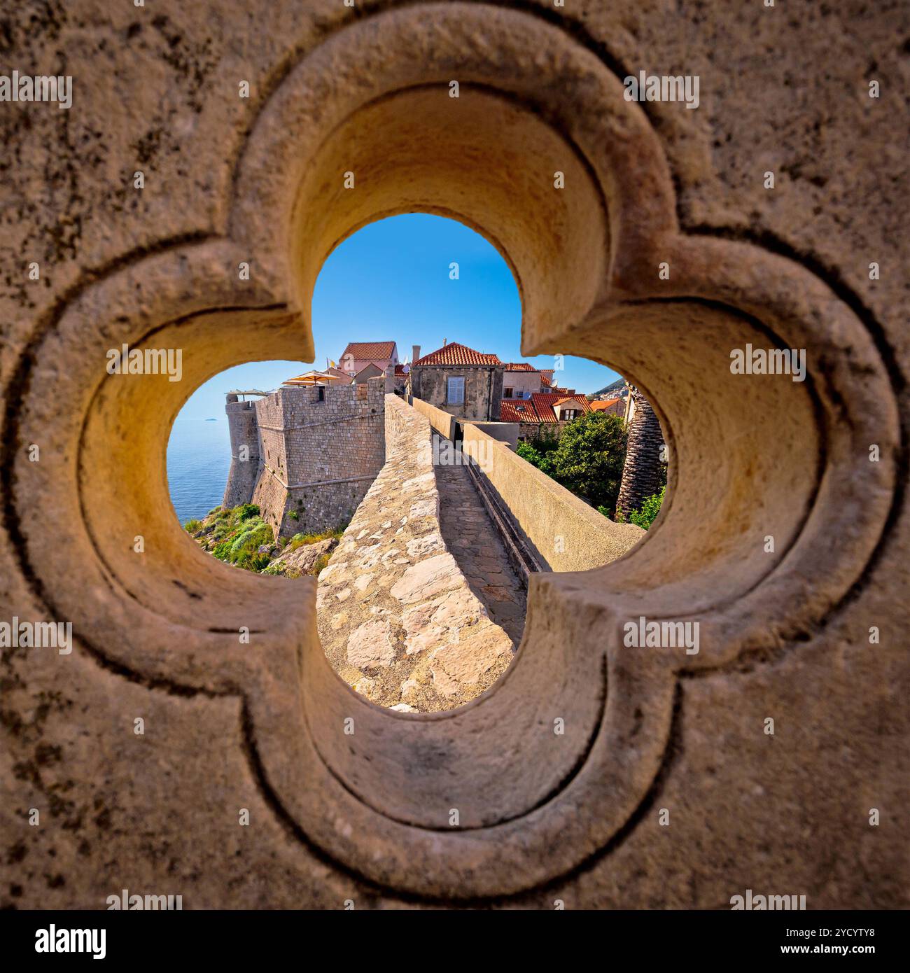 Vue sur les murs de la ville de Dubrovnik à travers des détails sculptés en pierre Banque D'Images