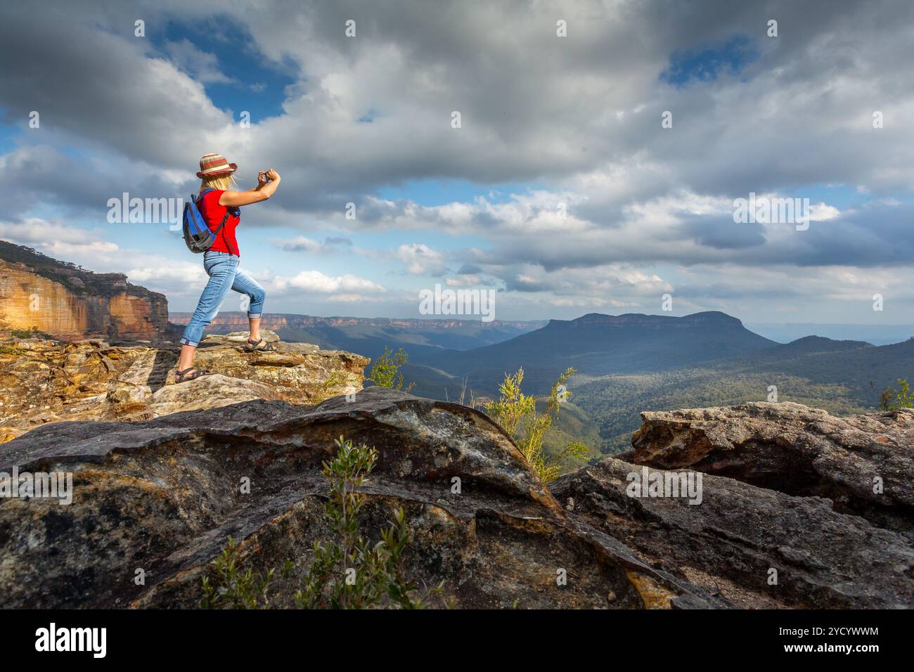 Touriste prenant des photos des superbes vues de Blue Mountain Banque D'Images