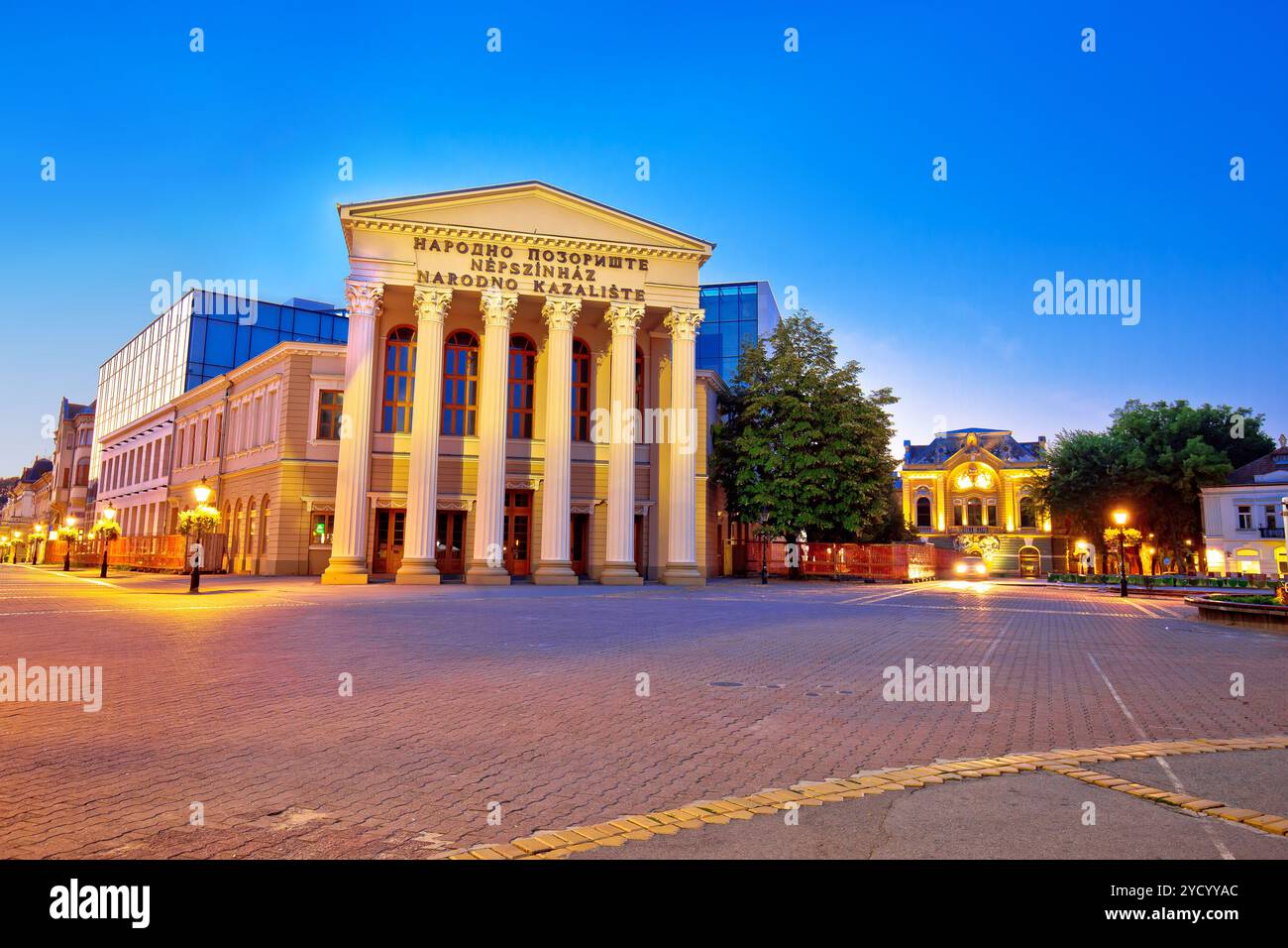 Place centrale Subotica et vue en soirée sur le bâtiment du théâtre des peuples Banque D'Images