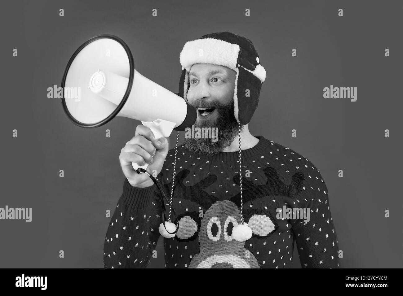 Joyeux Noël. un homme heureux annonce dans le haut-parleur des ventes de noël. homme à noël Banque D'Images