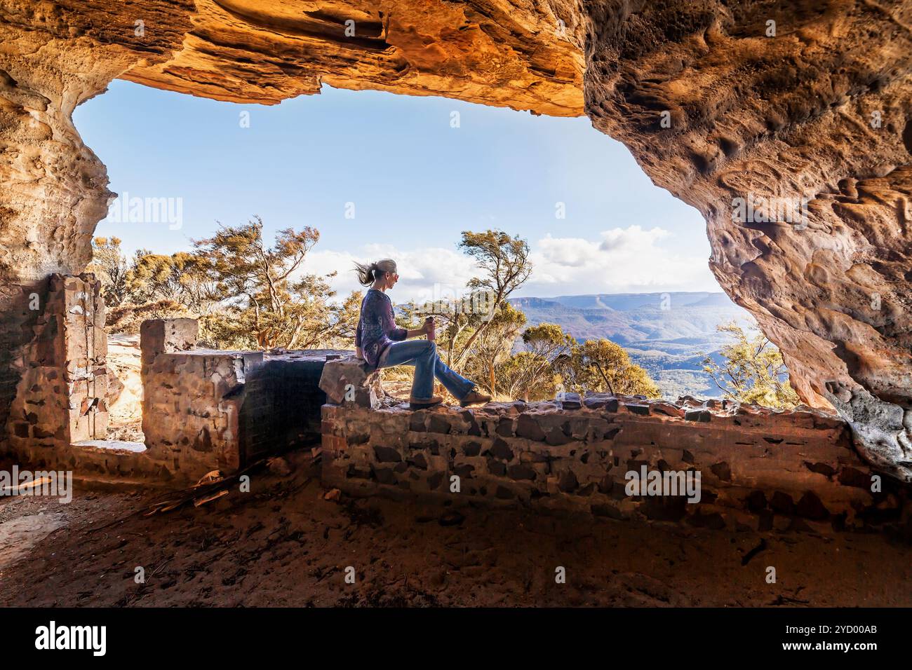 Grotte rafraîchissante vue sur la falaise à des kilomètres, tourisme de voyage Banque D'Images