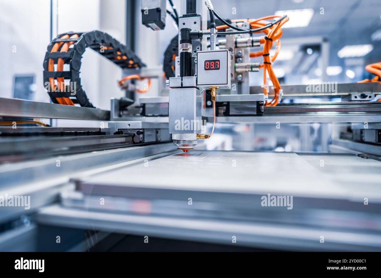 CNC découpe au laser de métal, technologie industrielle moderne. Banque D'Images