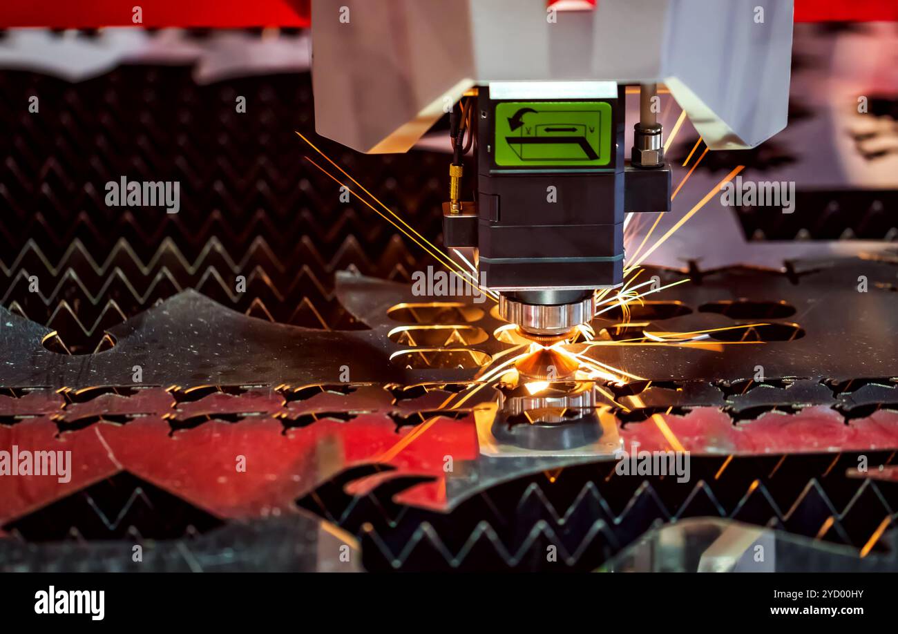 CNC découpe au laser de métal, technologie industrielle moderne. Banque D'Images