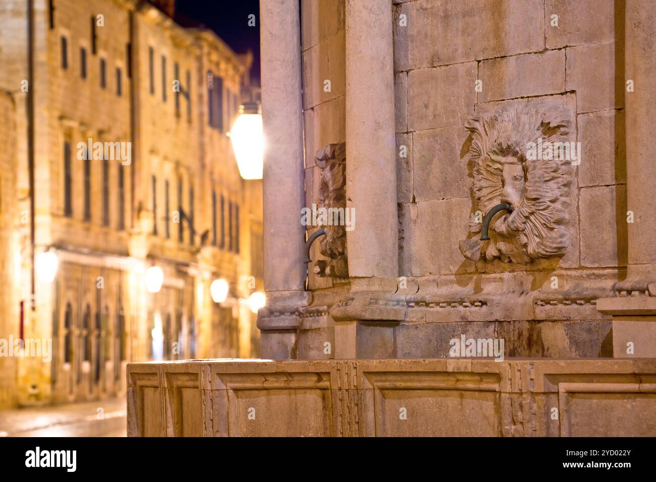 Dubrovnik Stradun Street Onofrio Fontaine détail vue en soirée Banque D'Images