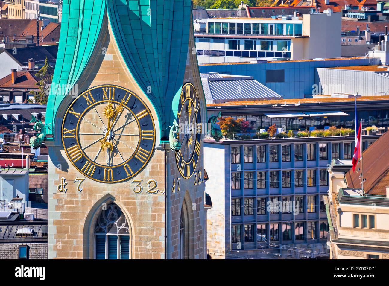 Vue sur la tour de l'horloge de l'église de Zurich Banque D'Images