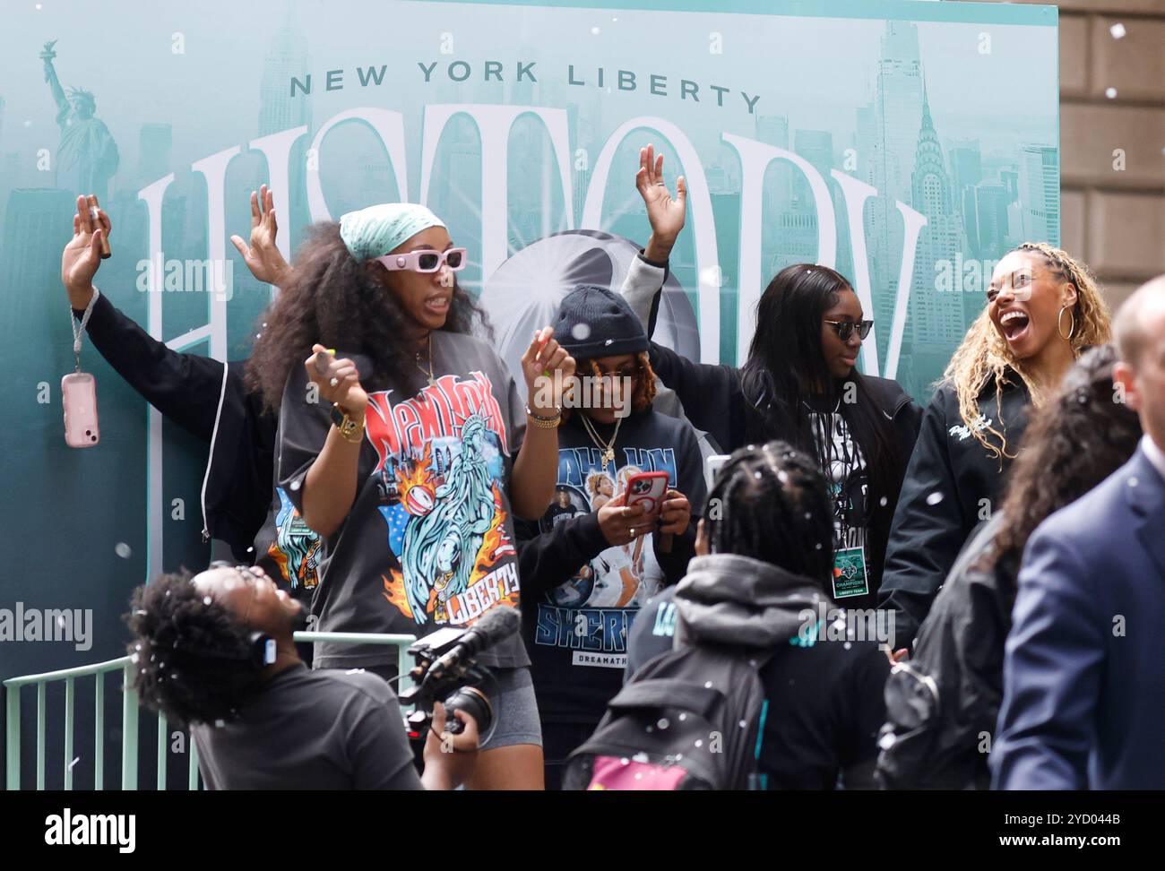 New York, États-Unis. 24 octobre 2024. Les fans célèbrent comme le champion WNBA 2024 New York Liberty profitent d'une célébration de défilé de ticker-tape le jeudi 24 octobre 2024 à New York City. Quelques jours après avoir battu les Lynx du Minnesota dans un match 5, les Liberty et leurs fans célèbrent dans Lower Manhattan et à l'hôtel de ville et un défilé dans le Canyon des héros. Photo de John Angelillo/UPI crédit : UPI/Alamy Live News Banque D'Images