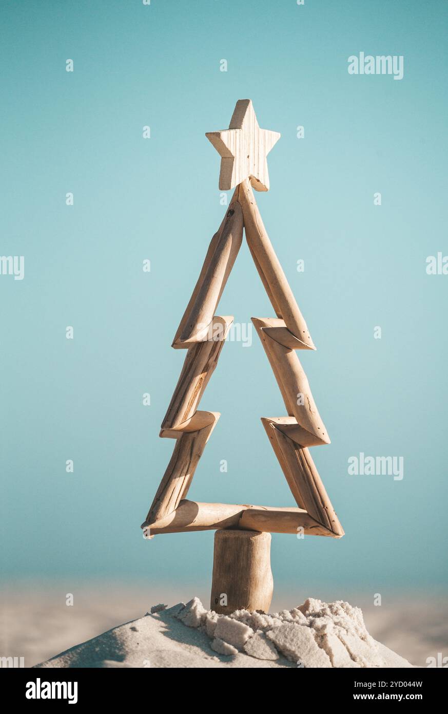 Arbre de Noël rustique en bois flotté dans le sable près de la plage Banque D'Images