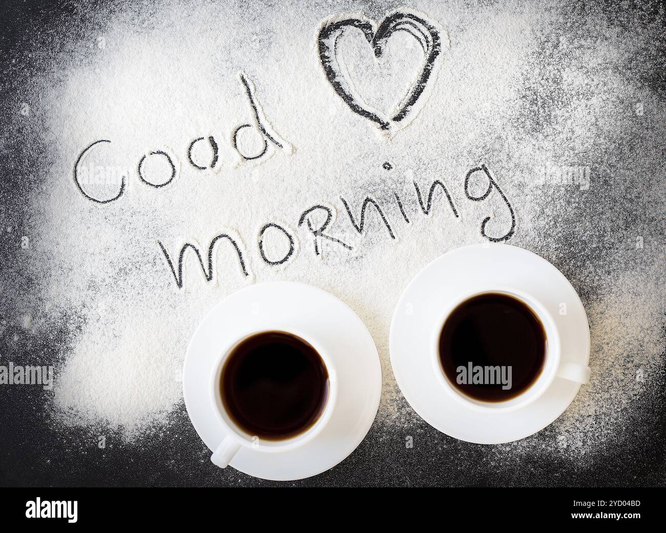 Inscription Bonjour sur le tableau avec de la farine et deux tasses de café Banque D'Images
