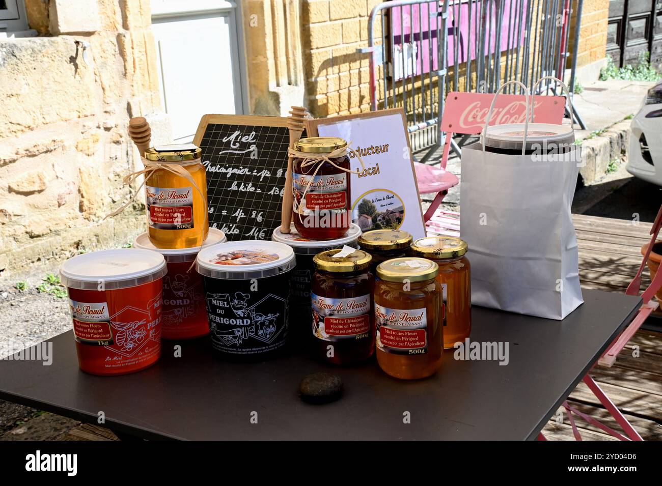 Miel d'un petit producteur local à vendre au marché de Belves. Le miel reflète les spécialités de la région, par exemple la fleur de châtaigne. Banque D'Images