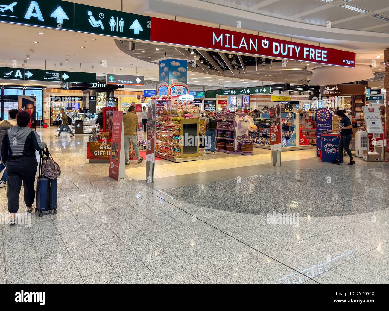 Ferno, Milan-Malpensa, Italie - 29 septembre 2024 : zone commerciale hors taxes à l'intérieur du terminal 1 de l'aéroport international de Milan Malpensa. Banque D'Images