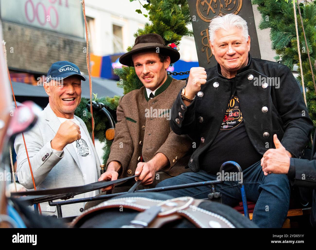 Hambourg, Allemagne. 24 octobre 2024. Carsten Marek (à droite), propriétaire du pub 'Zur Ritze', et Axel Schulz (à gauche), boxeur, roulent dans une calèche le long de la Reeperbahn jusqu'au pub emblématique du quartier 'Zur Ritze'. Le pub a célébré son 50e anniversaire ce soir-là. Crédit : Daniel Bockwoldt/dpa/Alamy Live News Banque D'Images