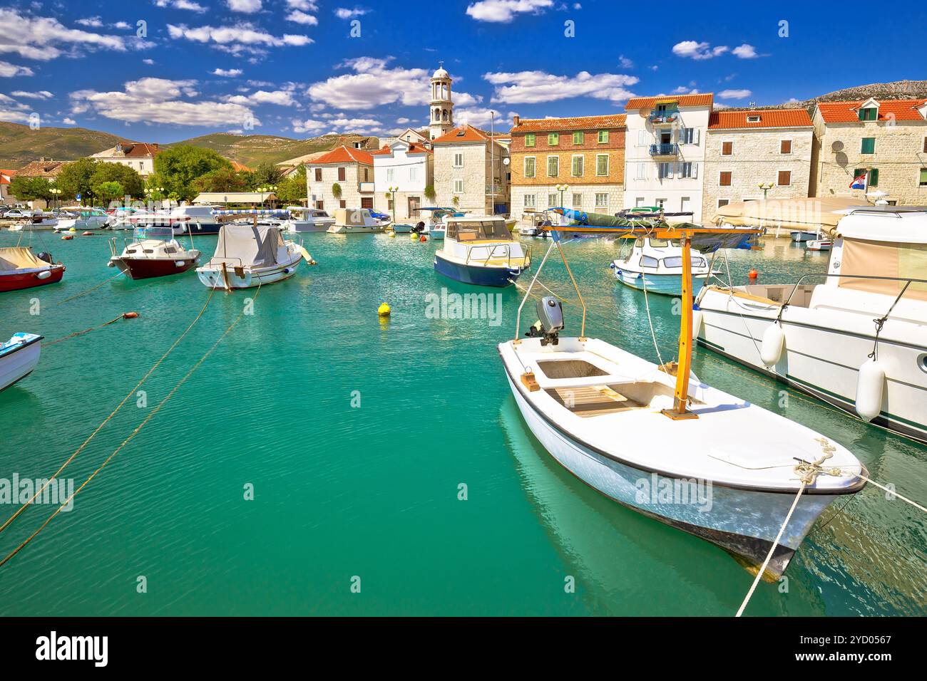 Kastel Novi turquoise port et vue de l'architecture historique Banque D'Images