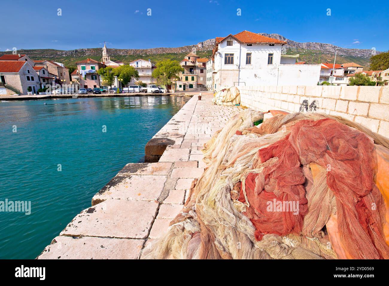 Filets de pêche sur quai dans le village adriatique de Kastel Kambelovac Banque D'Images