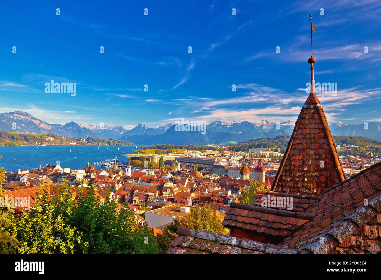 Vue idyllique sur les toits de Luzern et le lac d'en haut Banque D'Images