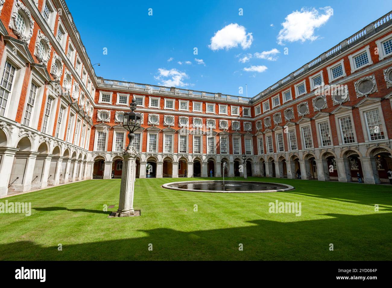 The Fountain court, Hampton court Palace, Londres, Royaume-Uni Banque D'Images