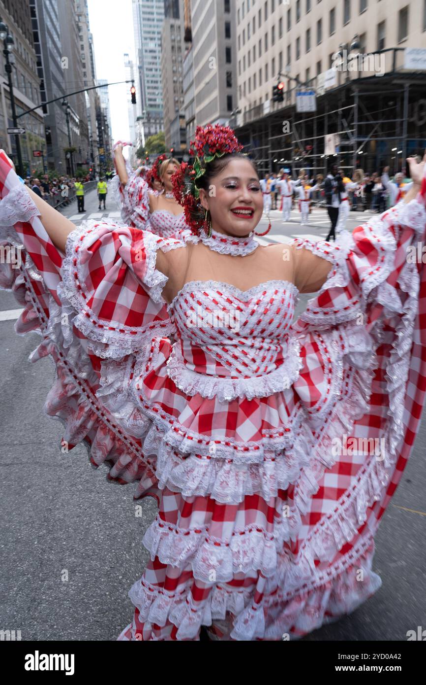 Columbia a été bien représenté dans le défilé de la Journée internationale hispanique de 2024 sur la 5e Avenue à New York. Banque D'Images