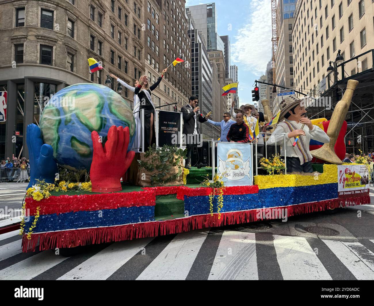 Columbia a été bien représenté dans le défilé de la Journée internationale hispanique de 2024 sur la 5e Avenue à New York. Banque D'Images