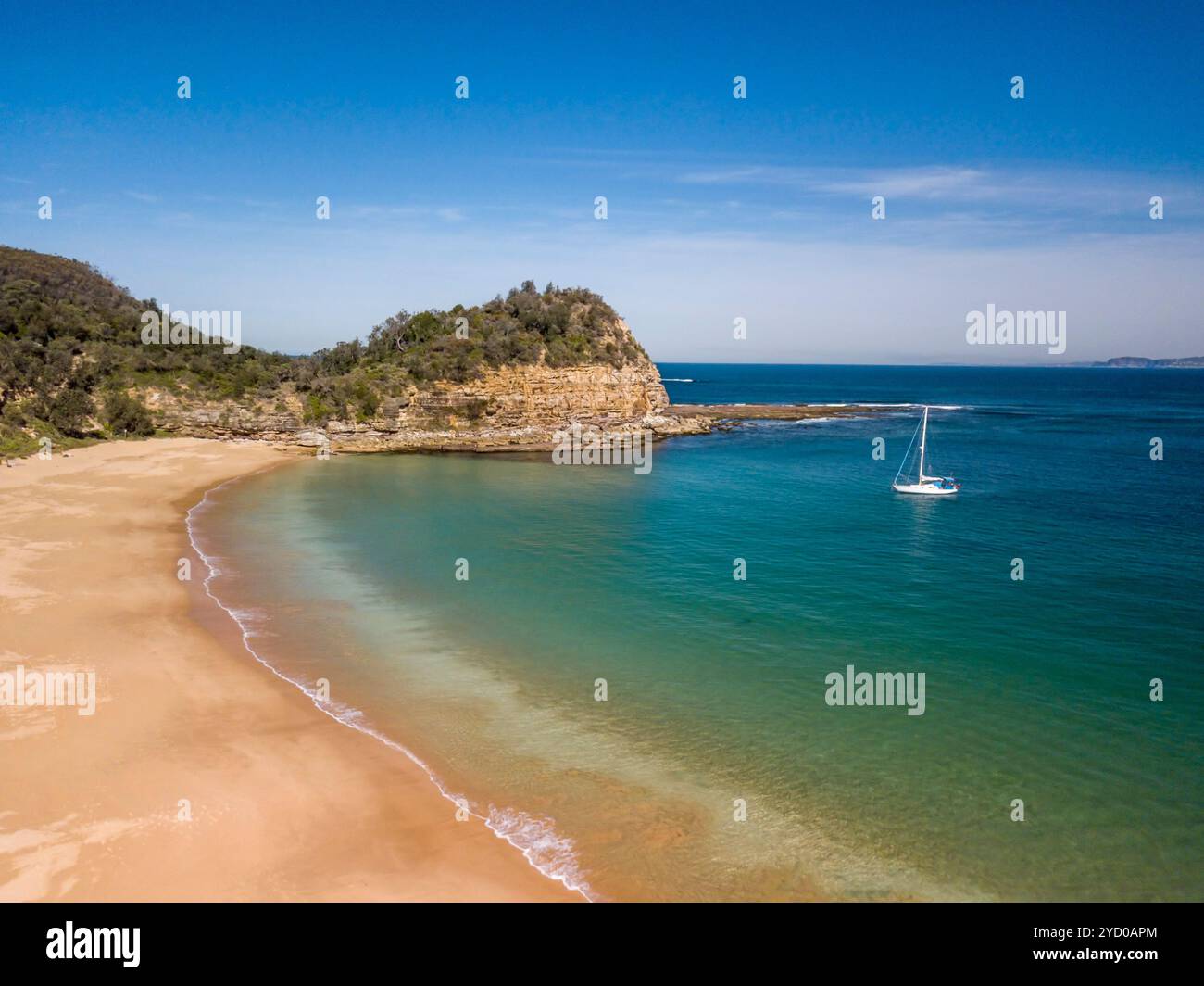 Yacht de luxe amarré dans la belle plage de Maitland Bay Banque D'Images