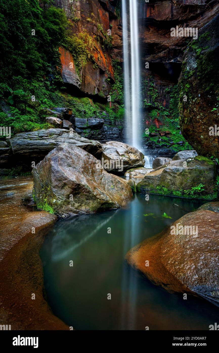 Chute d'eau tombante au-dessus des falaises dans une gorge Banque D'Images