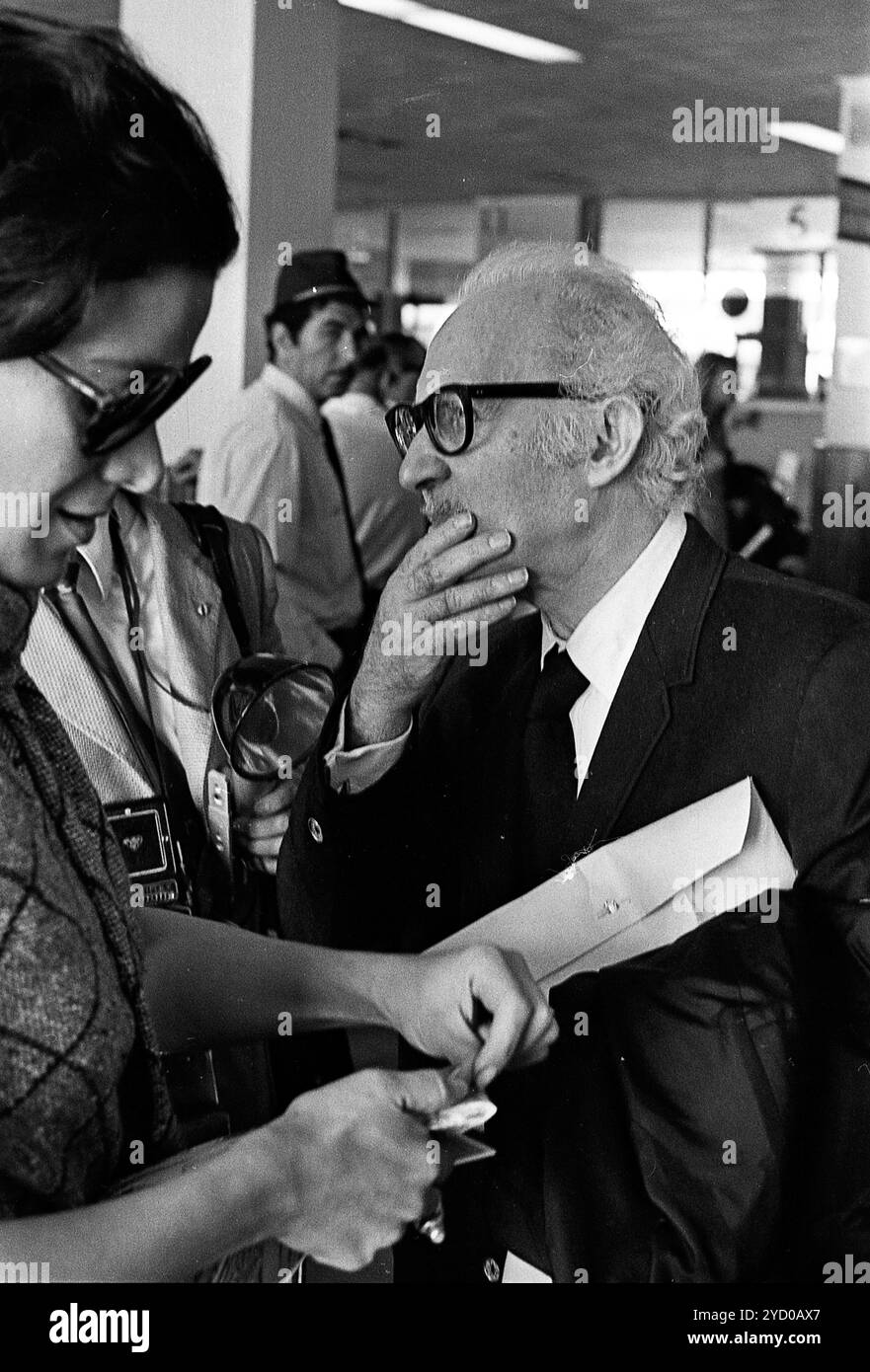 L'acteur ukraino-américain et professeur de théâtre Lee Strasberg arrive à l'aéroport d'Ezeiza, Buenos Aires, Argentine, le 5 mars 1970. Banque D'Images