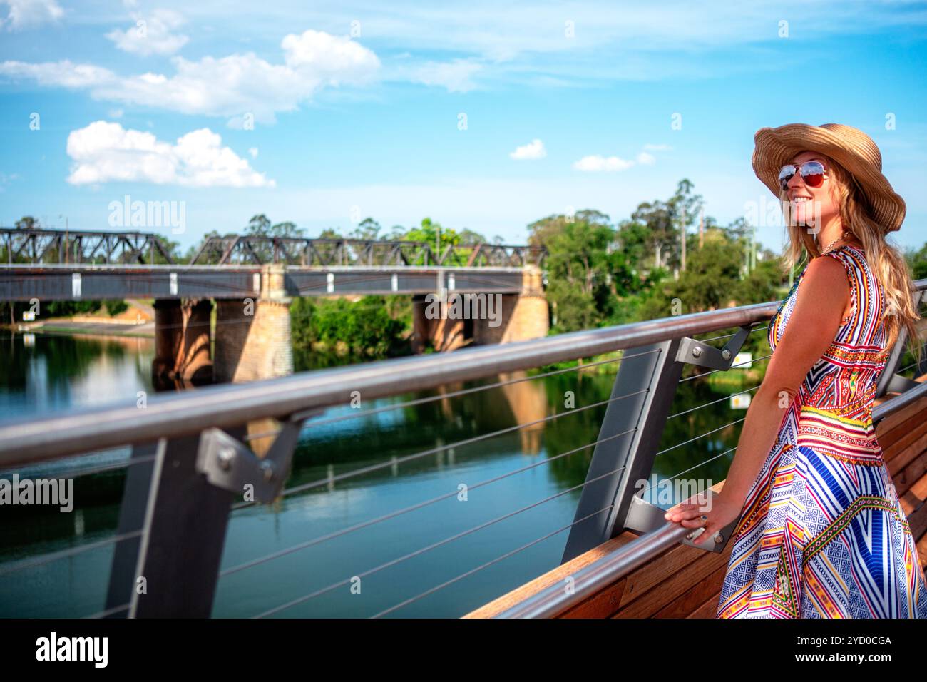 Fille insouciante profitant de la vue sur la rivière depuis le pont à Penrith Banque D'Images