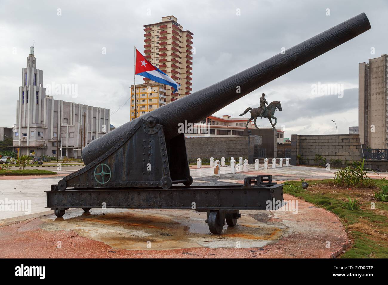 Canon d'artillerie, monument Calixto Garcia, maison des amériques tour de l'horloge art nouveau et le drapeau cubain à Malecon et Avenida de los Presidentes, Banque D'Images