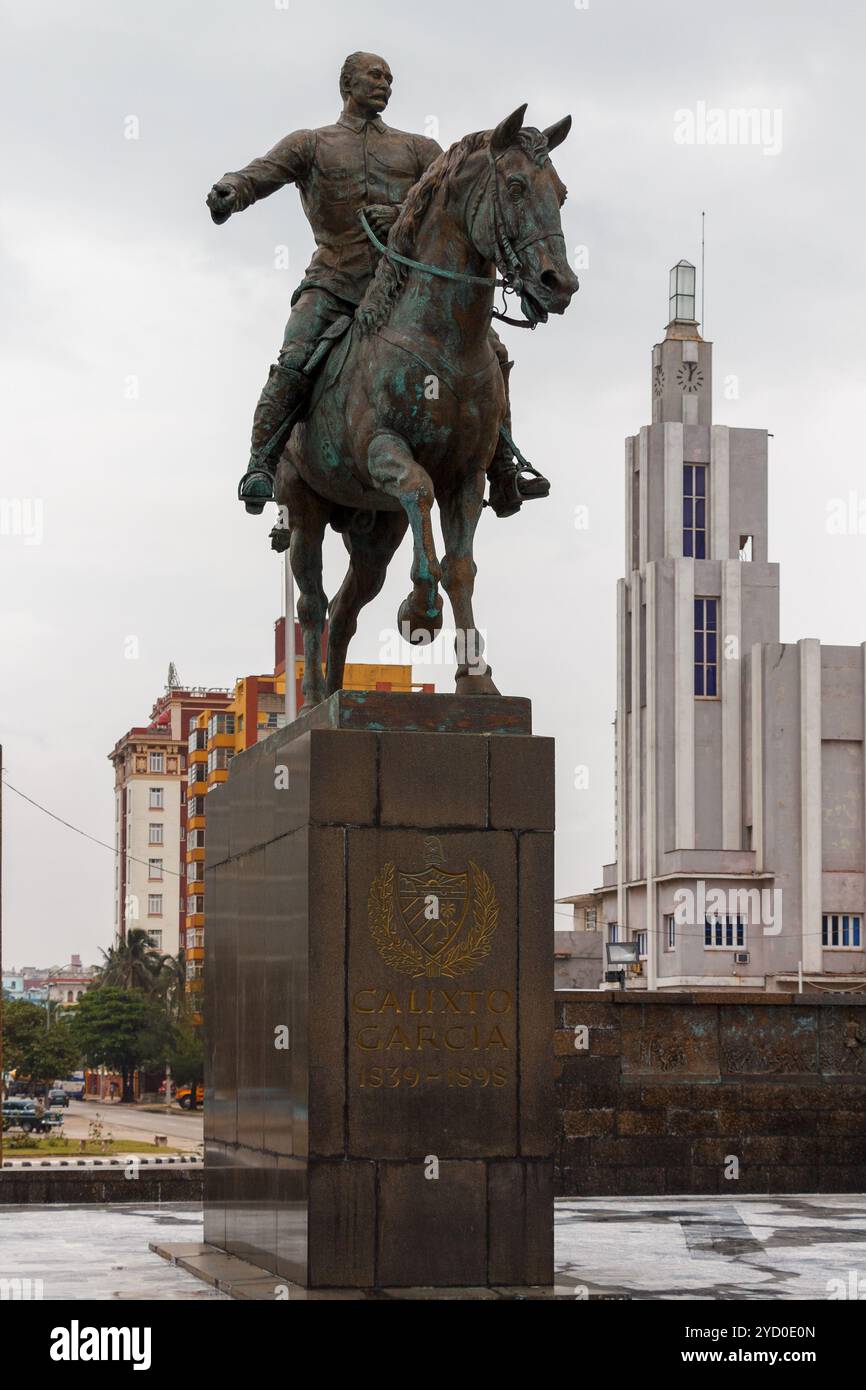 Le monument équestre Calixto Garcia et la tour de l'horloge art nouveau de la Maison des Amériques à Avenida de los Presidentes, la Habana (la Havane), Cuba Banque D'Images